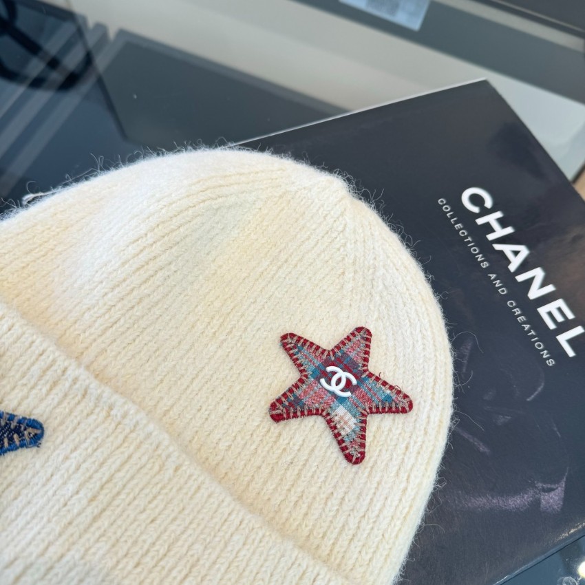 シャネル スーパーコピー ニット帽 アイボリー 星型ワッペン ココマーク刺繍 リブ編み 折り返しデザイン 秋冬コーデ 定番_5