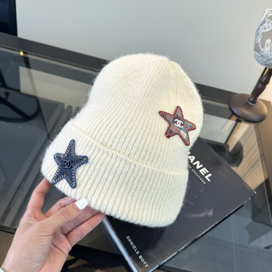 シャネル スーパーコピー ニット帽 アイボリー 星型ワッペン ココマーク刺繍 リブ編み 折り返しデザイン 秋冬コーデ 定番_7