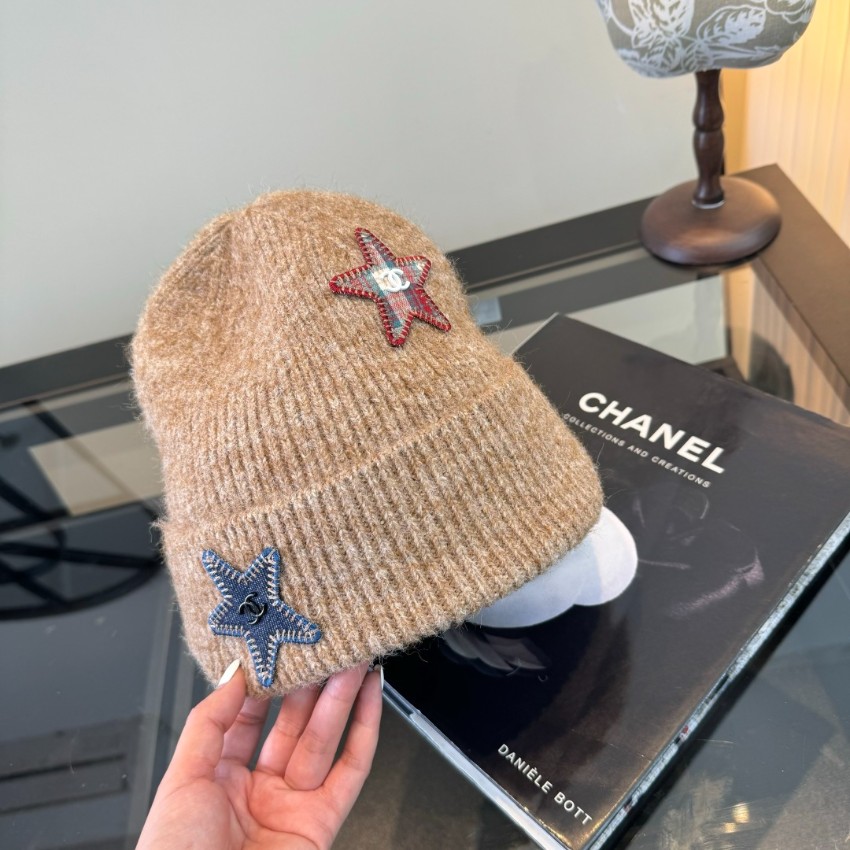 シャネル ブランド コピー ニット帽 ブラウンベージュ 星型ワッペン ココマーク刺繍 リブ編み 折り返し仕様 秋冬ファッション 新作_1