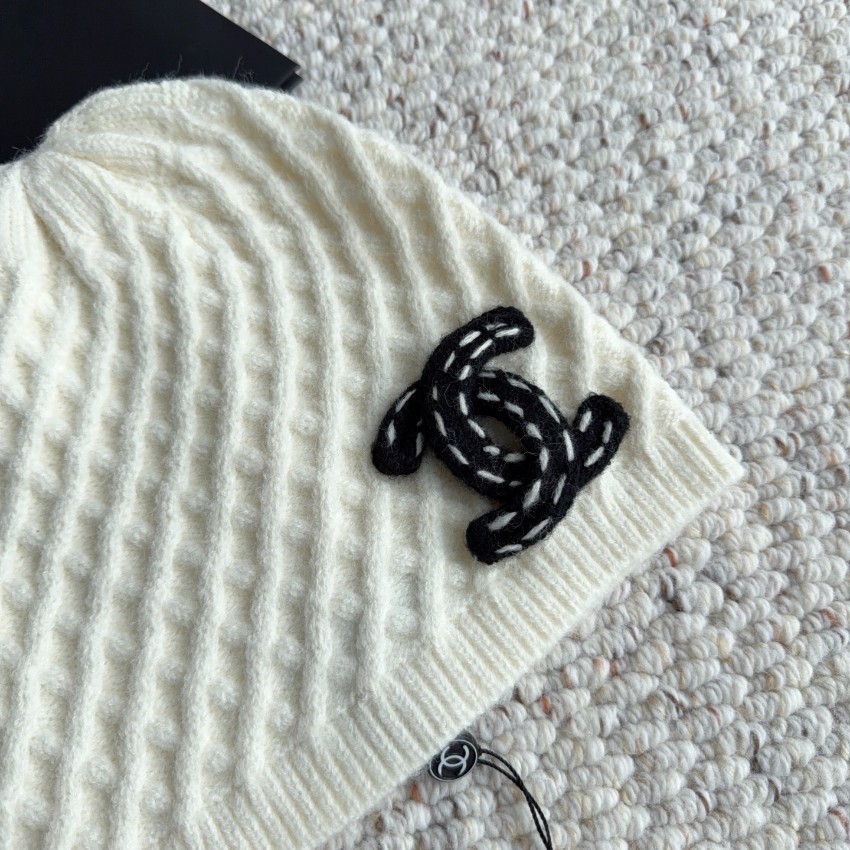 シャネル ハイブランド ニット帽 ホワイト ケーブル編み 立体ココマーク刺繍 ブラックロゴ 秋冬防寒 上品なニットデザイン ブランド代用_7
