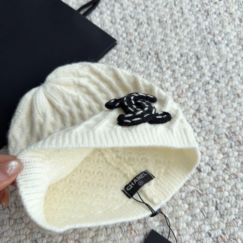 シャネル ハイブランド ニット帽 ホワイト ケーブル編み 立体ココマーク刺繍 ブラックロゴ 秋冬防寒 上品なニットデザイン ブランド代用_5