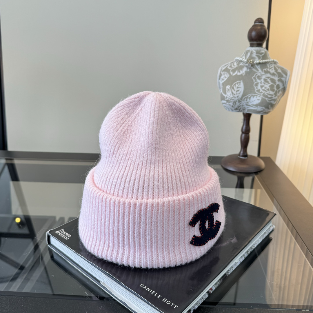 シャネル 本物級コピー ニット帽 ピンク ブラックココマーク ワッペン刺繍 リブ編み 折り返し仕様 秋冬防寒 レディース 口コミ多数_4