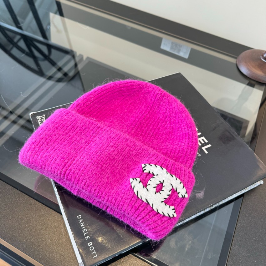 シャネル スーパーコピー ニット帽 ビビッドピンク ホワイトココマーク刺繍 リブ編み 折り返しデザイン 秋冬レディース 防寒コーデ 満足度高い_3