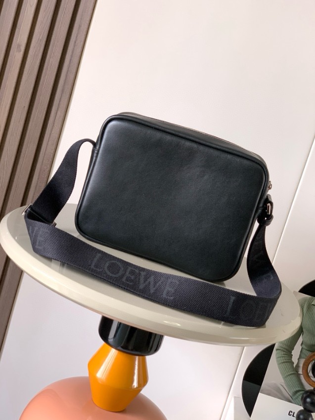 ロエベ スーパーコピー メンズショルダーバッグ ブラックレザー調スクエア型 斜め掛け対応 シルバー金具 定番_1