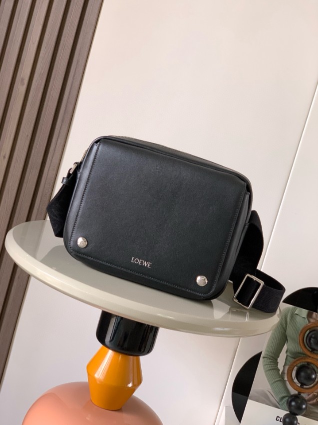 ロエベ スーパーコピー メンズショルダーバッグ ブラックレザー調スクエア型 斜め掛け対応 シルバー金具 定番_4