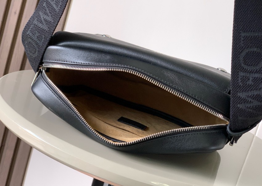ロエベ スーパーコピー メンズショルダーバッグ ブラックレザー調スクエア型 斜め掛け対応 シルバー金具 定番_3