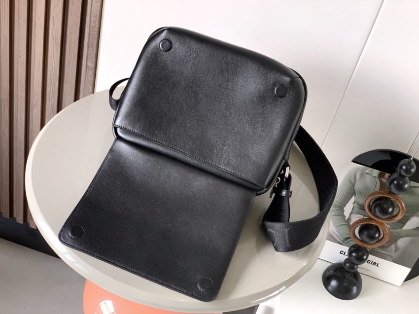ロエベ スーパーコピー メンズショルダーバッグ ブラックレザー調スクエア型 斜め掛け対応 シルバー金具 定番_6