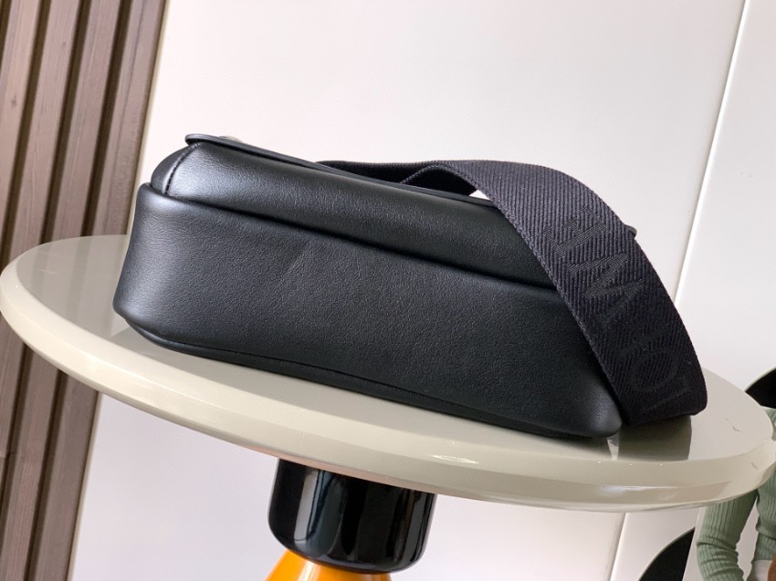 ロエベ スーパーコピー メンズショルダーバッグ ブラックレザー調スクエア型 斜め掛け対応 シルバー金具 定番_7