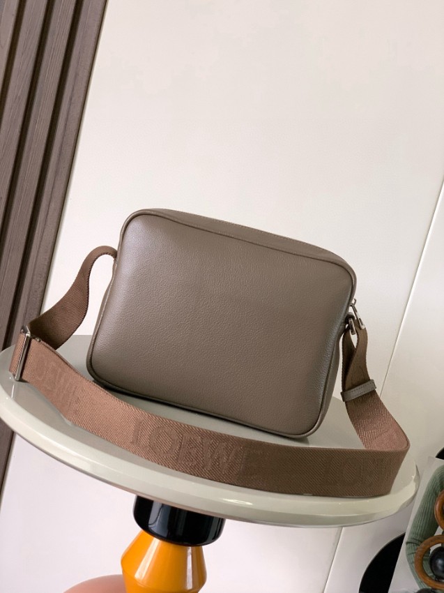 ロエベ ブランド コピー メンズショルダーバッグ グレージュ シボ革調スクエア型 シルバー金具 斜め掛け 新作_2