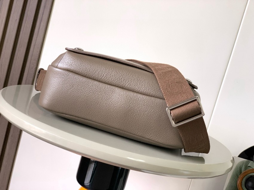 ロエベ ブランド コピー メンズショルダーバッグ グレージュ シボ革調スクエア型 シルバー金具 斜め掛け 新作_4