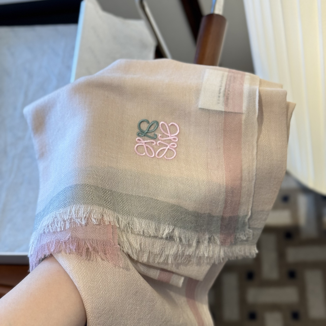 ロエベ n級 レディース大判ストール ピンクベージュ グラデーション配色 アナグラム刺繍 薄手フリンジ付き 春秋向け 実店舗運営_8