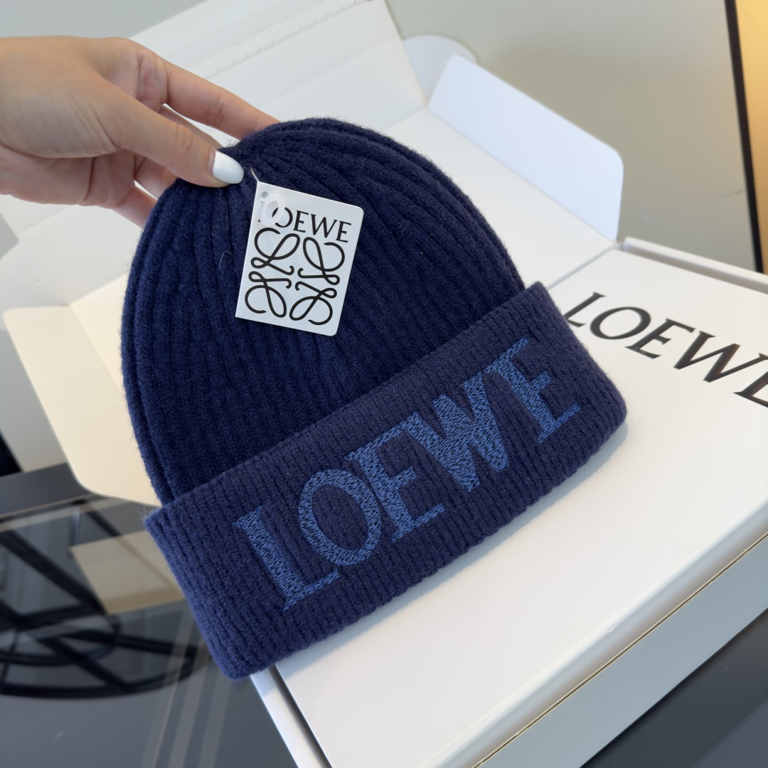 ロエベ ブランド コピー ロゴ刺繍ニット帽 ネイビーブルー リブ編み折り返しデザイン 秋冬コーデに映える上質な仕上がり 新作_3
