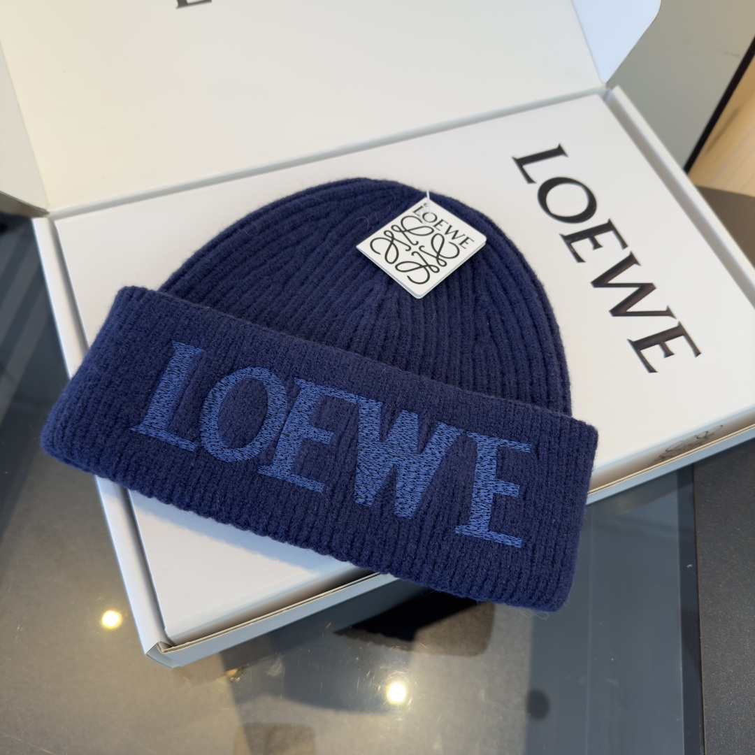ロエベ ブランド コピー ロゴ刺繍ニット帽 ネイビーブルー リブ編み折り返しデザイン 秋冬コーデに映える上質な仕上がり 新作_2