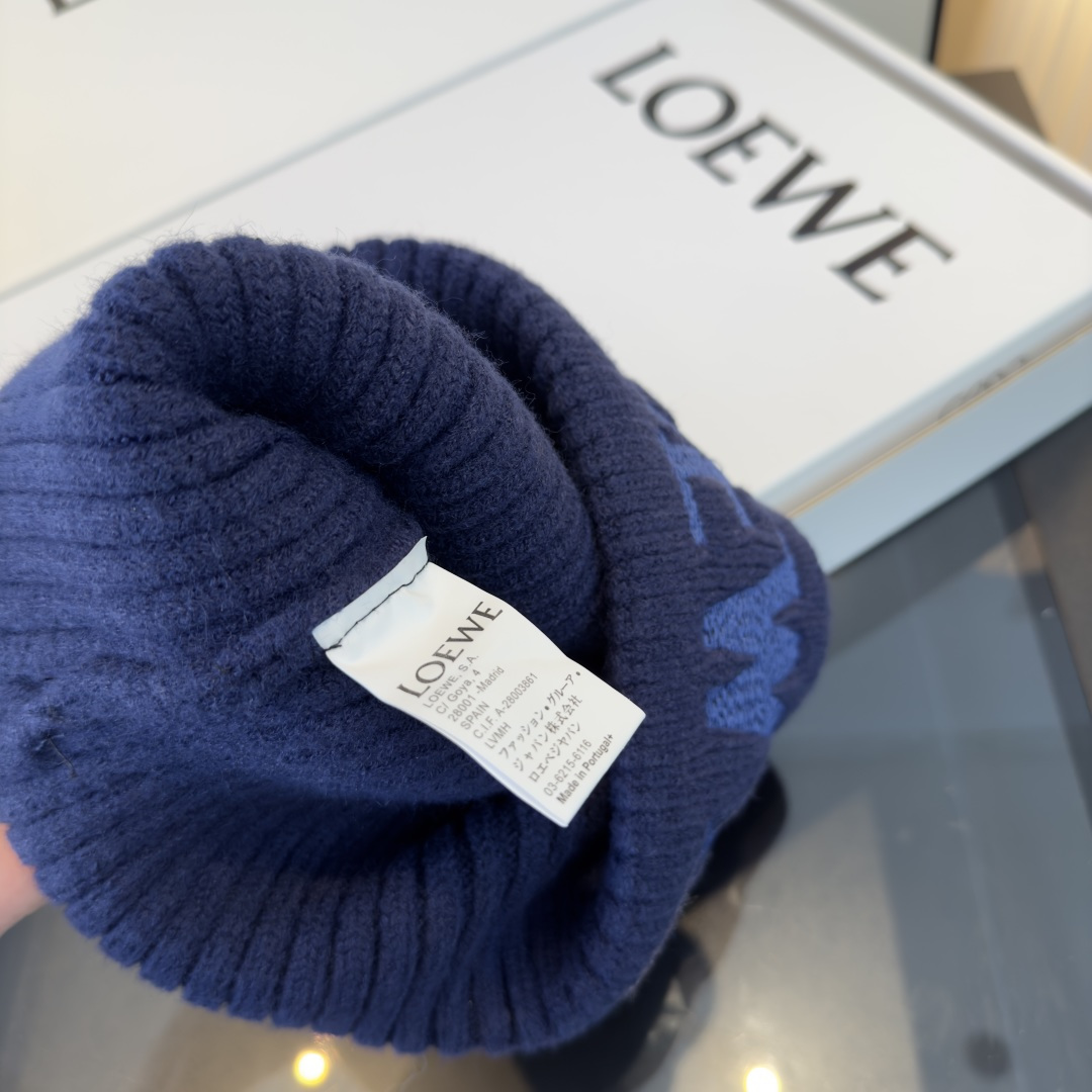 ロエベ ブランド コピー ロゴ刺繍ニット帽 ネイビーブルー リブ編み折り返しデザイン 秋冬コーデに映える上質な仕上がり 新作_1