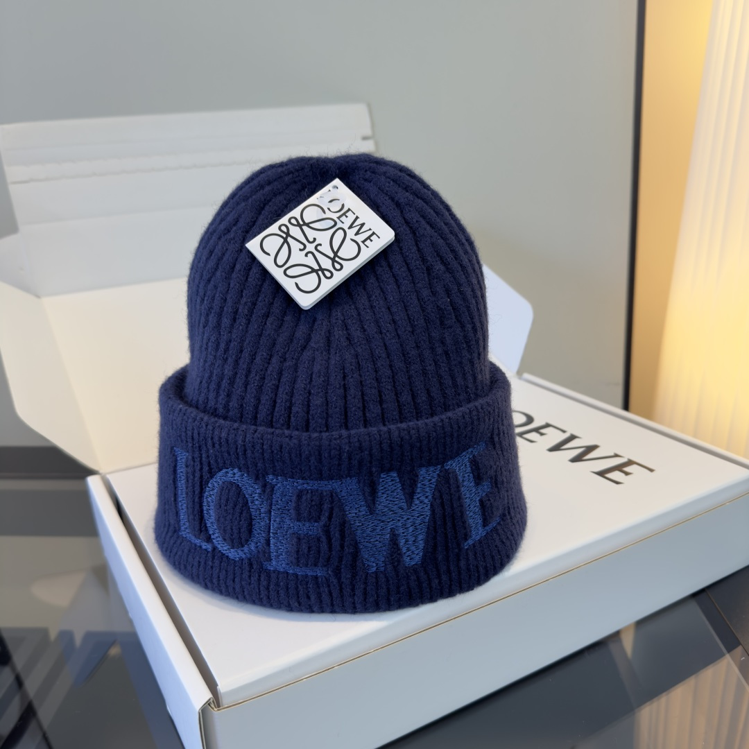 ロエベ ブランド コピー ロゴ刺繍ニット帽 ネイビーブルー リブ編み折り返しデザイン 秋冬コーデに映える上質な仕上がり 新作_4