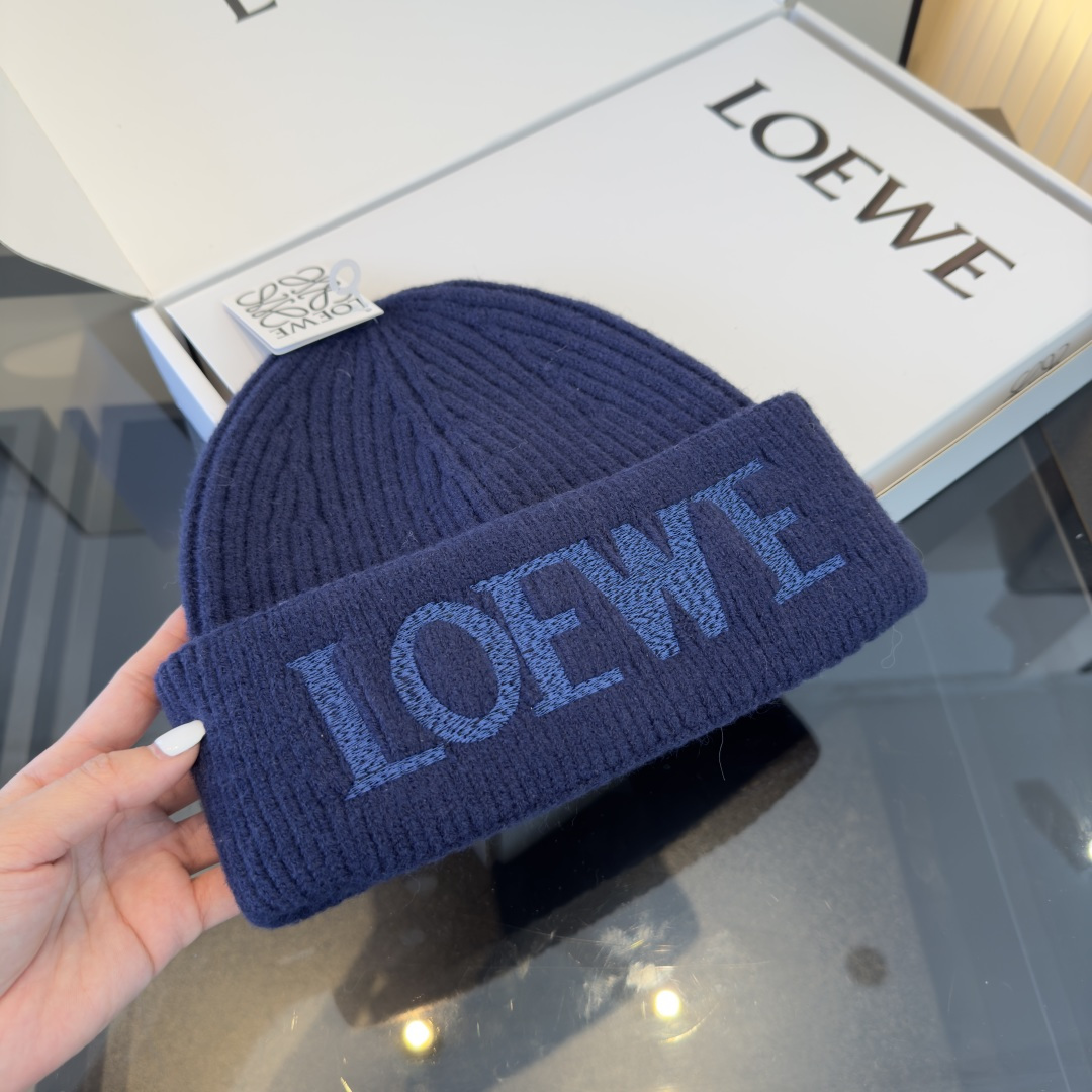 ロエベ ブランド コピー ロゴ刺繍ニット帽 ネイビーブルー リブ編み折り返しデザイン 秋冬コーデに映える上質な仕上がり 新作_6