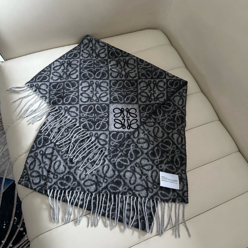 ロエベ 本物級コピー アナグラム総柄マフラー ブラック グレー配色 大判ストール ロゴ刺繍 フリンジ付き 秋冬防寒 高級感漂うデザイン 満足度高い_1