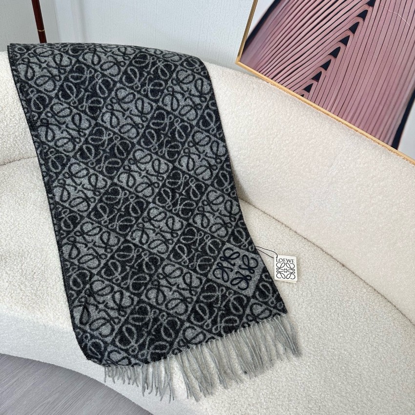 ロエベ 本物級コピー アナグラム総柄マフラー ブラック グレー配色 大判ストール ロゴ刺繍 フリンジ付き 秋冬防寒 高級感漂うデザイン 満足度高い_3
