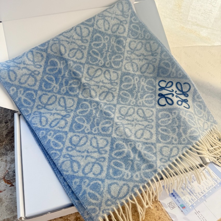 ロエベ ブランド コピー アナグラム総柄大判マフラー ライトブルー ホワイト配色 ロゴ刺繍 フリンジ付き 秋冬ストール 上品な巻き心地 安心サイト_3