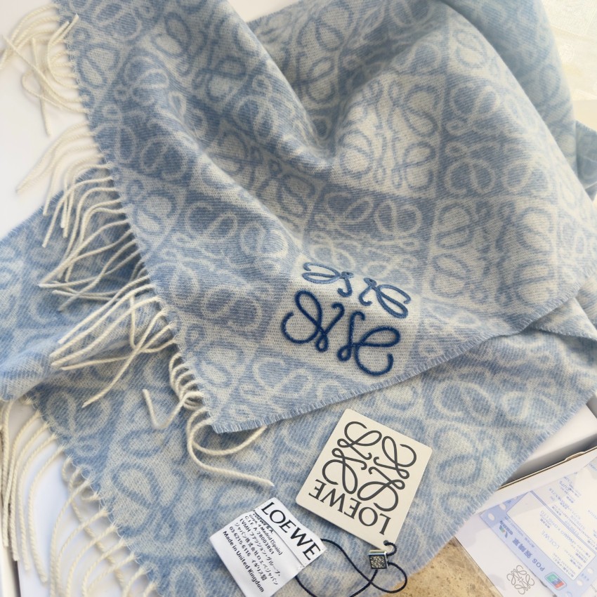 ロエベ ブランド コピー アナグラム総柄大判マフラー ライトブルー ホワイト配色 ロゴ刺繍 フリンジ付き 秋冬ストール 上品な巻き心地 安心サイト_4