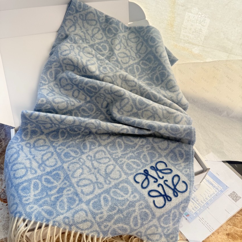 ロエベ ブランド コピー アナグラム総柄大判マフラー ライトブルー ホワイト配色 ロゴ刺繍 フリンジ付き 秋冬ストール 上品な巻き心地 安心サイト_7