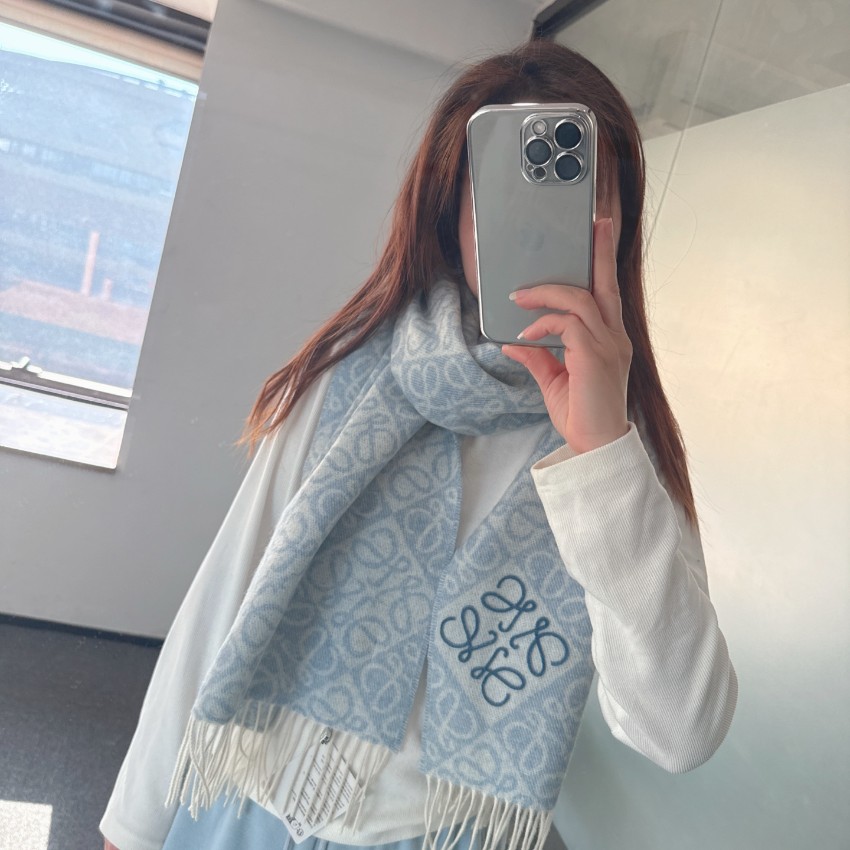 ロエベ ブランド コピー アナグラム総柄大判マフラー ライトブルー ホワイト配色 ロゴ刺繍 フリンジ付き 秋冬ストール 上品な巻き心地 安心サイト_8