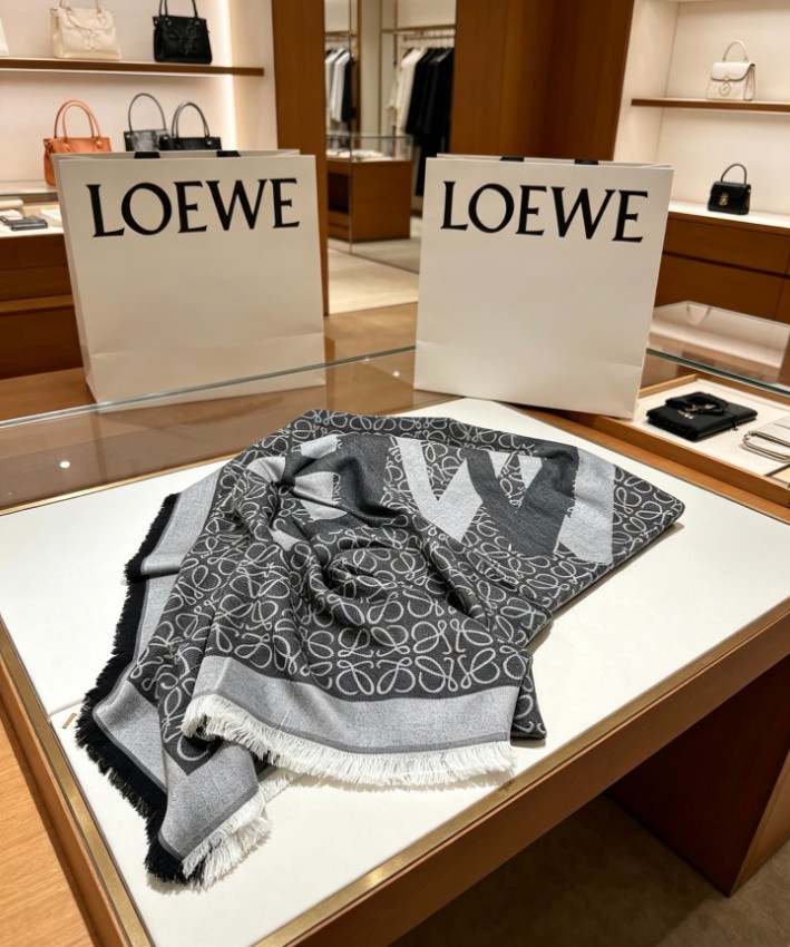 ロエベ 本物級コピー アナグラム総柄大判ストール ブラック グレー配色 リバーシブル風デザイン フリンジ付き 秋冬ファッション 本革使用_3