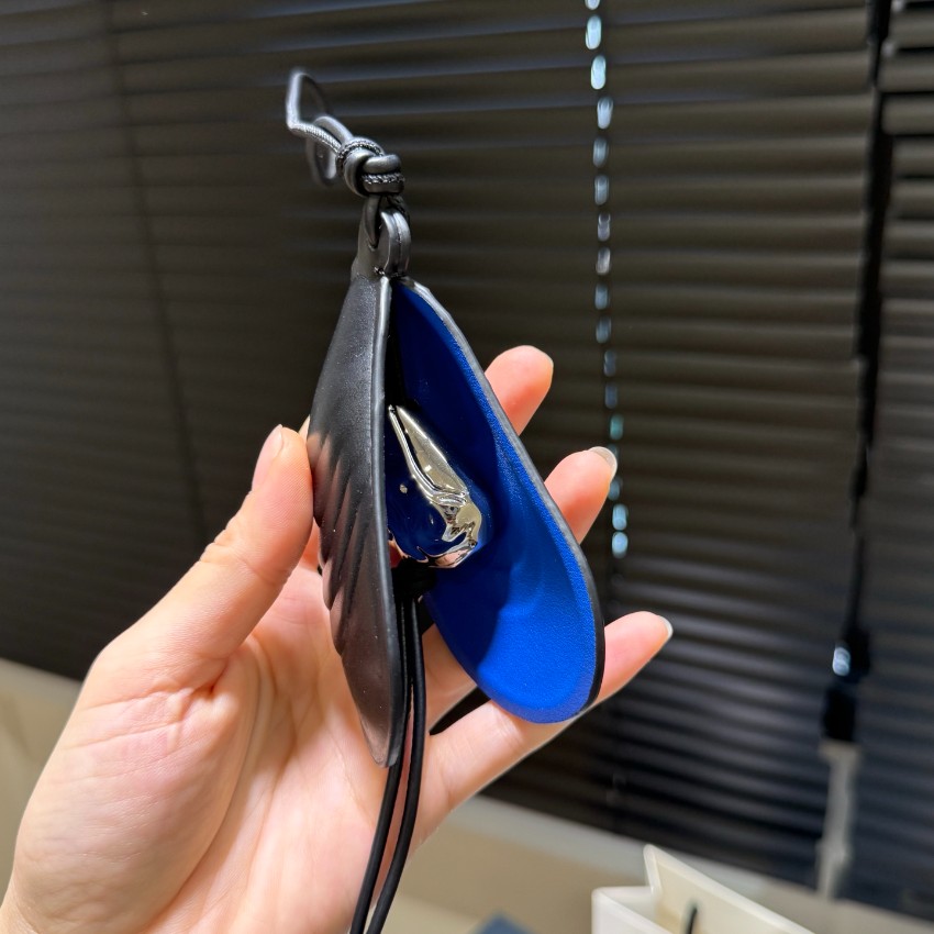 ロエベ 本物級コピー シェルモチーフレザーチャーム ブラック×ブルー 立体エンボス加工とロングコード装飾 口コミ多数_2