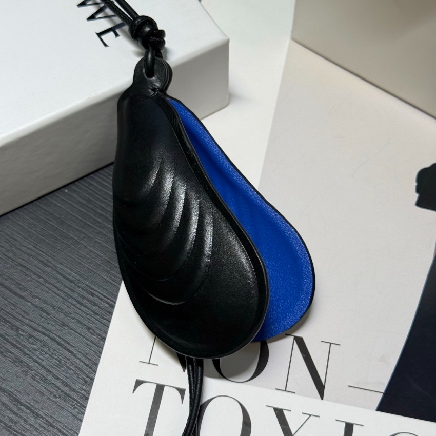 ロエベ 本物級コピー シェルモチーフレザーチャーム ブラック×ブルー 立体エンボス加工とロングコード装飾 口コミ多数_5