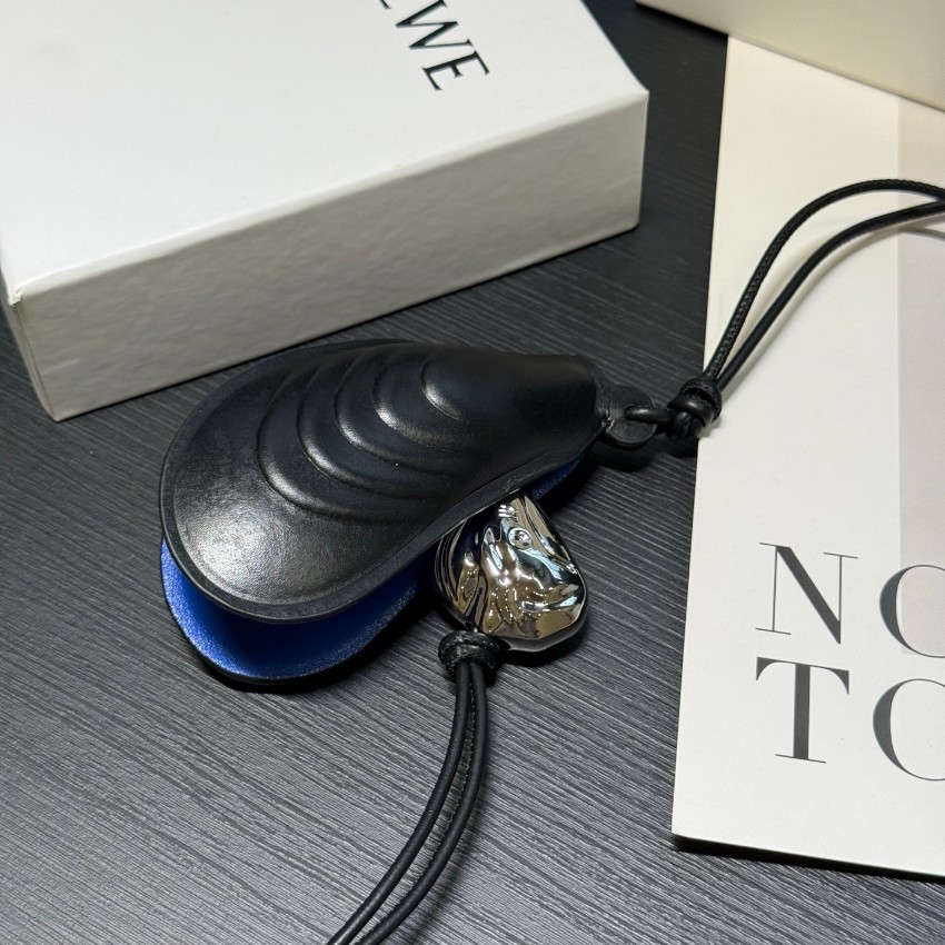 ロエベ 本物級コピー シェルモチーフレザーチャーム ブラック×ブルー 立体エンボス加工とロングコード装飾 口コミ多数_4