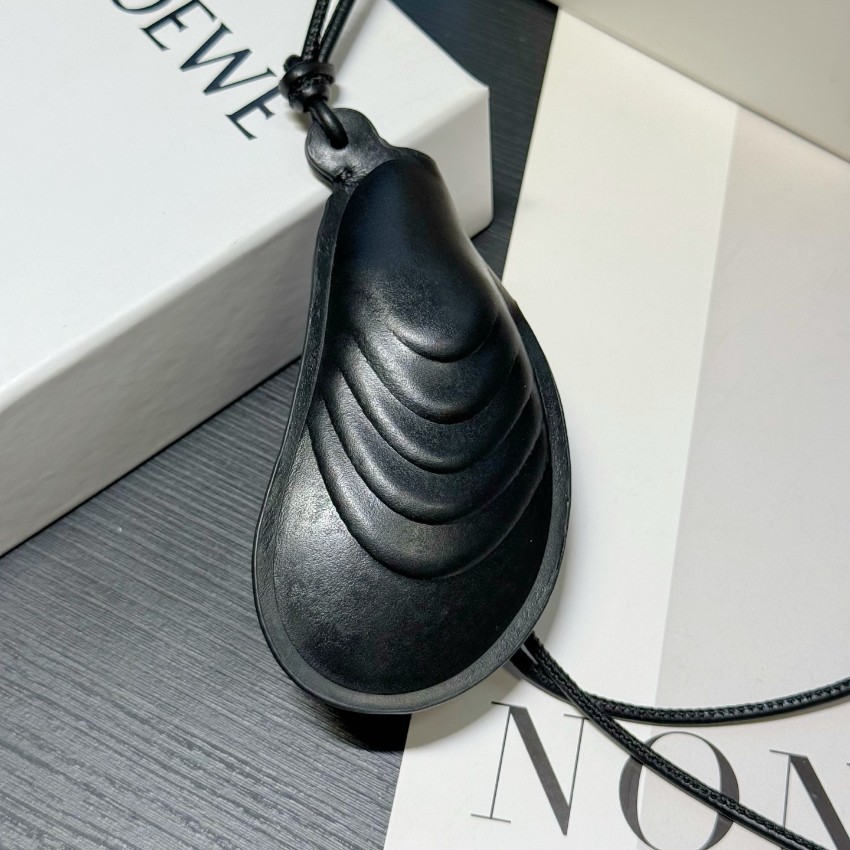 ロエベ 本物級コピー シェルモチーフレザーチャーム ブラック×ブルー 立体エンボス加工とロングコード装飾 口コミ多数_6