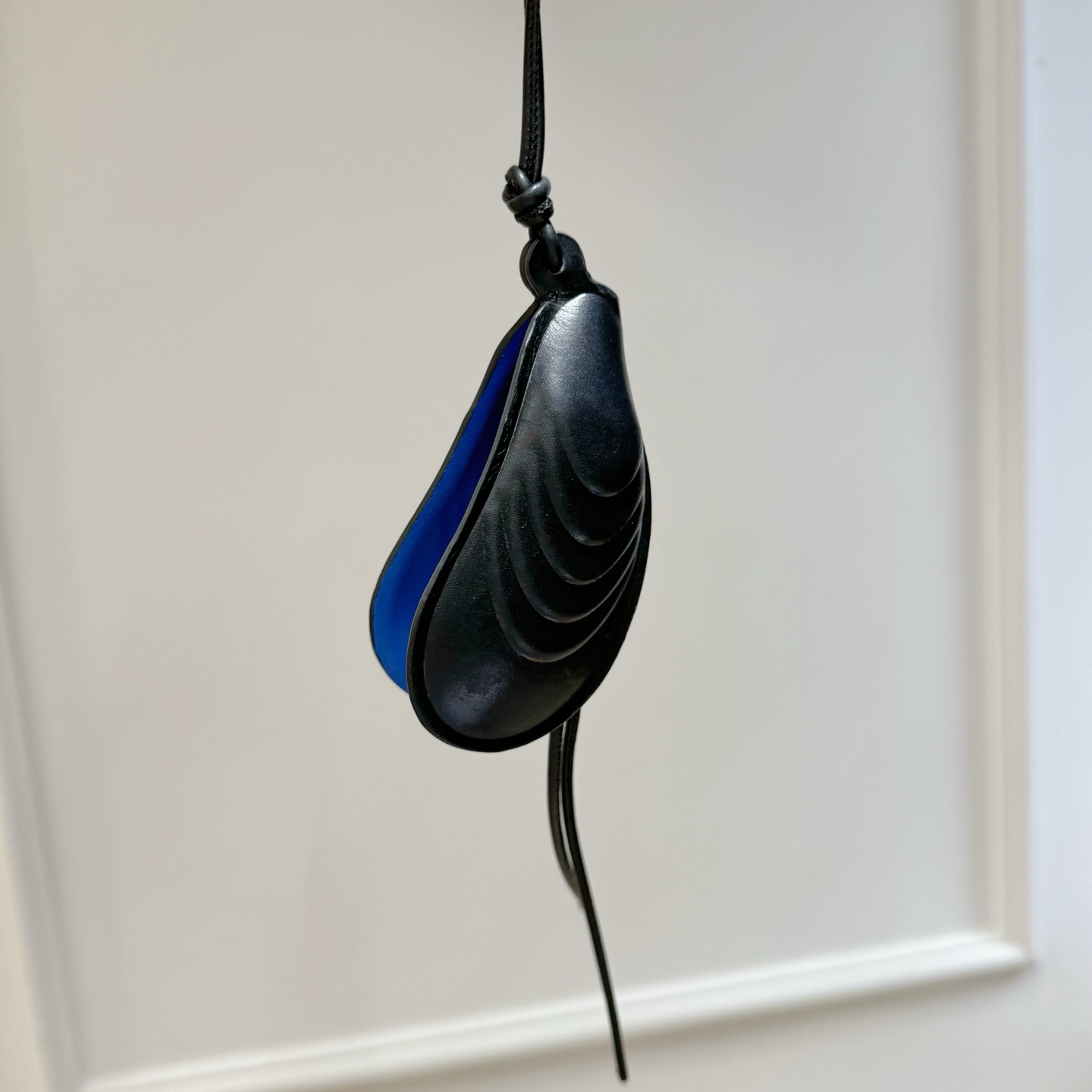 ロエベ 本物級コピー シェルモチーフレザーチャーム ブラック×ブルー 立体エンボス加工とロングコード装飾 口コミ多数_8