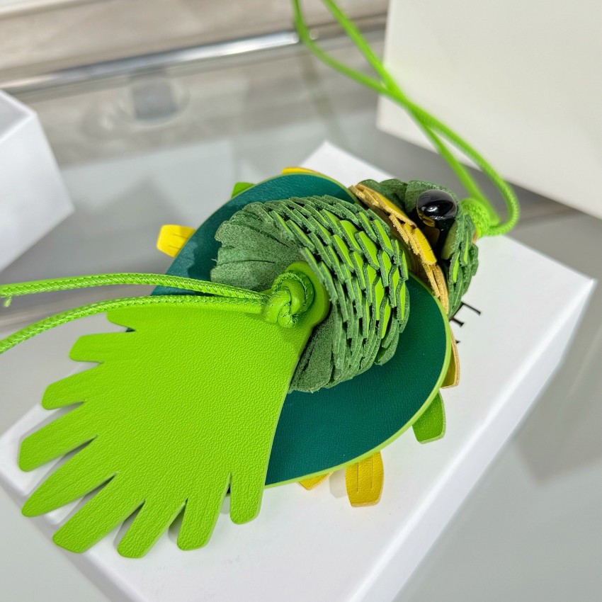 ロエベ n級 オウムモチーフバッグチャーム グリーン×イエロー 立体フェザー装飾と鮮やかな配色が魅力 個性的な鳥型デザイン 高品質_4