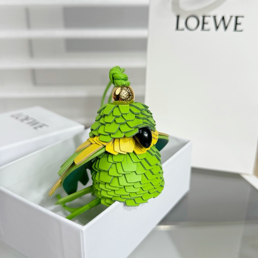 ロエベ n級 オウムモチーフバッグチャーム グリーン×イエロー 立体フェザー装飾と鮮やかな配色が魅力 個性的な鳥型デザイン 高品質_2