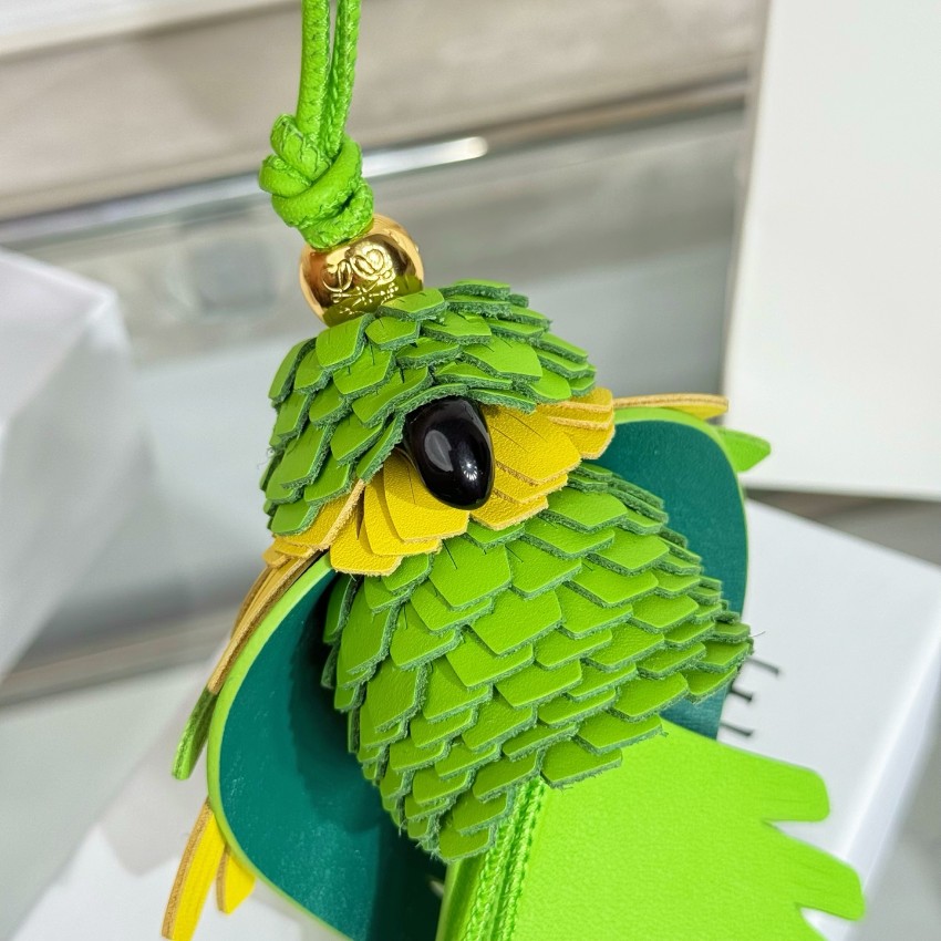 ロエベ n級 オウムモチーフバッグチャーム グリーン×イエロー 立体フェザー装飾と鮮やかな配色が魅力 個性的な鳥型デザイン 高品質_1