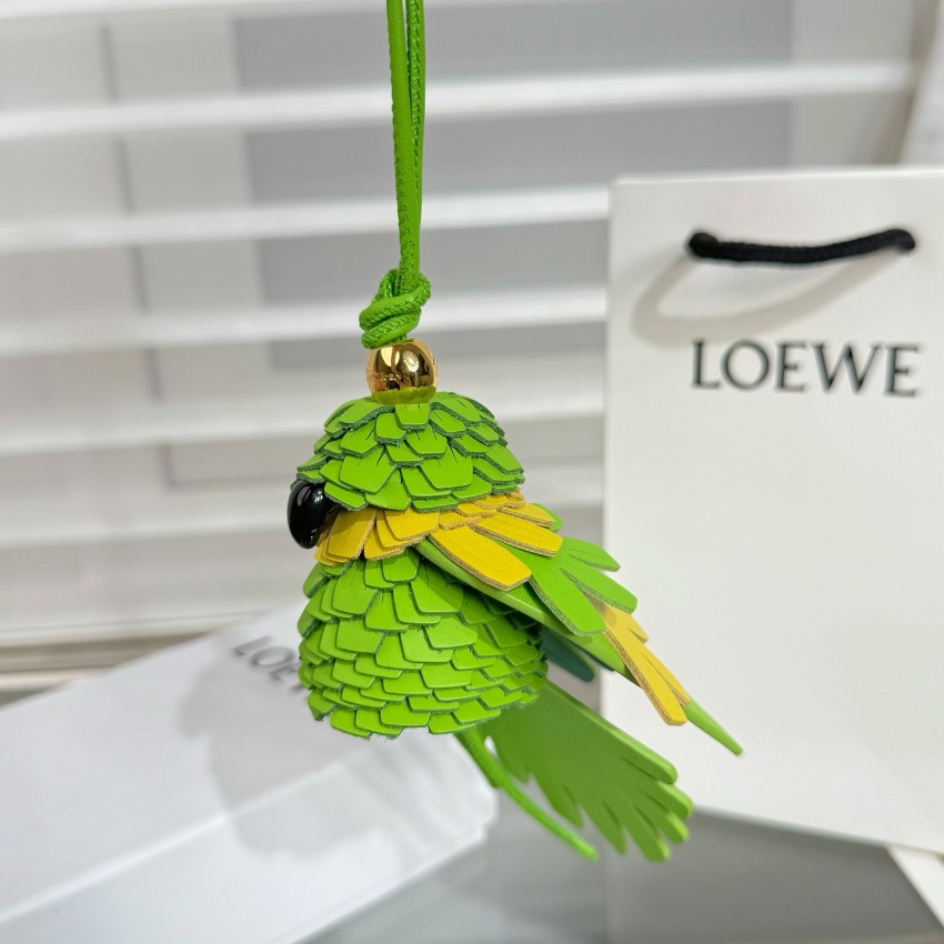 ロエベ n級 オウムモチーフバッグチャーム グリーン×イエロー 立体フェザー装飾と鮮やかな配色が魅力 個性的な鳥型デザイン 高品質_7