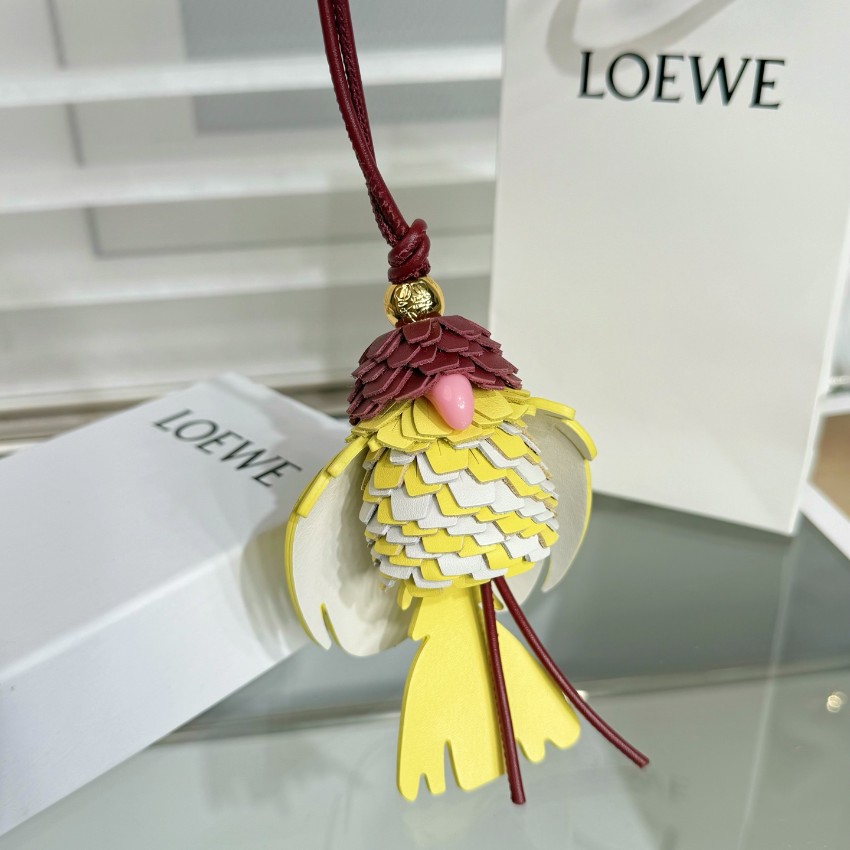 ロエベ ハイブランド オウムモチーフバッグチャーム ワインレッド×イエロー 立体フェザー装飾とカラフルな鳥型デザイン 本革使用_3