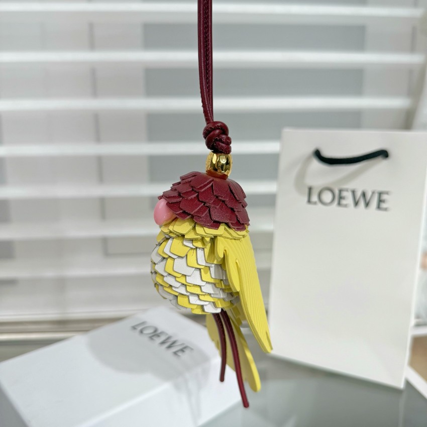 ロエベ ハイブランド オウムモチーフバッグチャーム ワインレッド×イエロー 立体フェザー装飾とカラフルな鳥型デザイン 本革使用_4