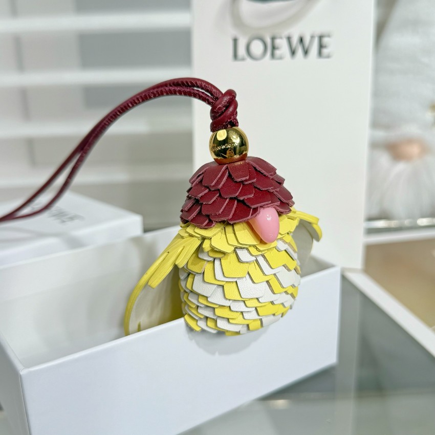 ロエベ ハイブランド オウムモチーフバッグチャーム ワインレッド×イエロー 立体フェザー装飾とカラフルな鳥型デザイン 本革使用_1