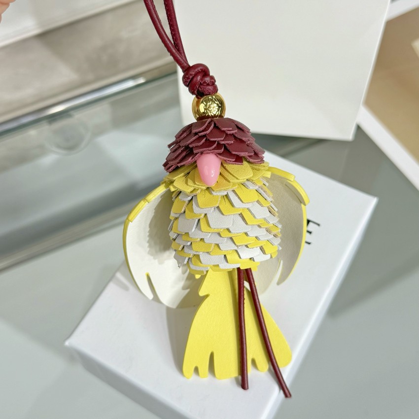 ロエベ ハイブランド オウムモチーフバッグチャーム ワインレッド×イエロー 立体フェザー装飾とカラフルな鳥型デザイン 本革使用_5