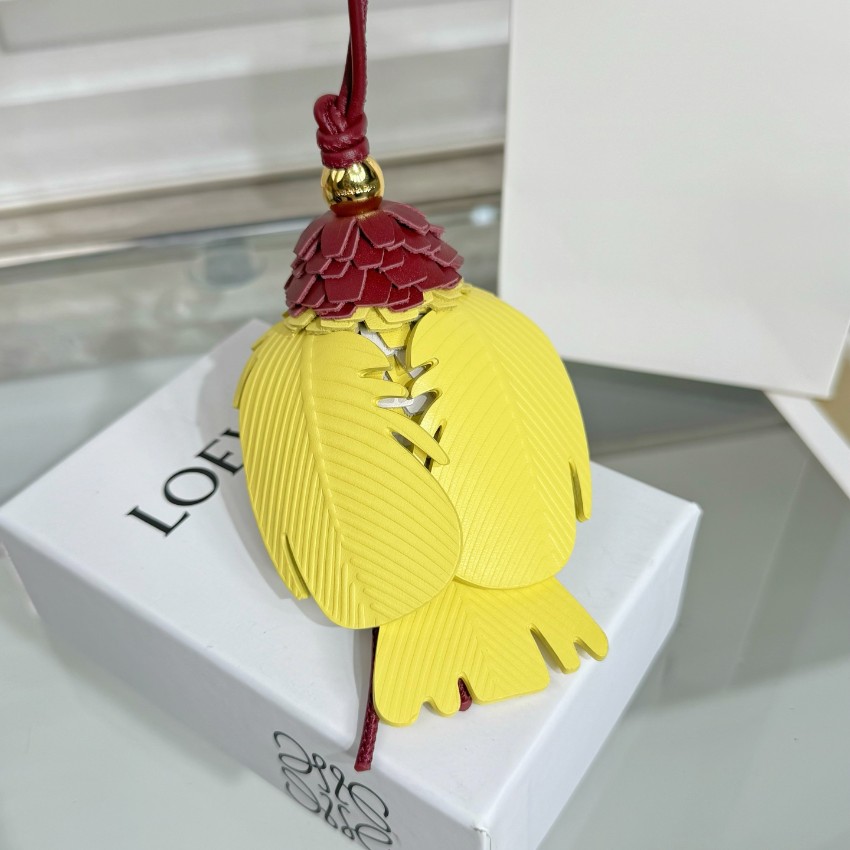ロエベ ハイブランド オウムモチーフバッグチャーム ワインレッド×イエロー 立体フェザー装飾とカラフルな鳥型デザイン 本革使用_7