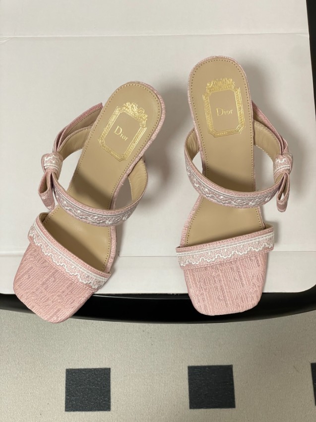 ディオール n級 レディースミュールサンダル ピンク ホワイト刺繍レースとロゴリボン装飾 華奢なピンヒールが魅力 高級感あるデザイン 高再現度_1