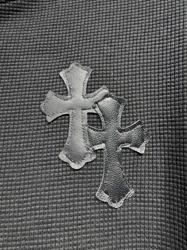 クロムハーツ スーパーコピー ヘンリーネック長袖カットソー ブラック ワッフル生地 クロス刺繍 胸元ボタンデザイン 男女兼用 満足度高い_9