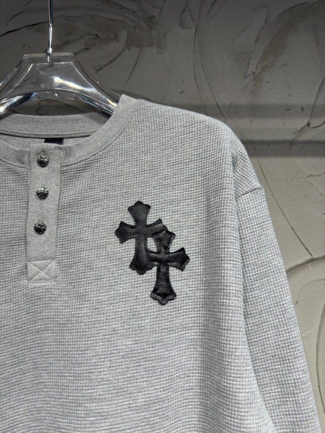 クロムハーツ ブランド コピー ヘンリーネック長袖カットソー ライトグレー ブラッククロス刺繍 ワッフル生地 メタルボタン 男女兼用 安心サイト_10