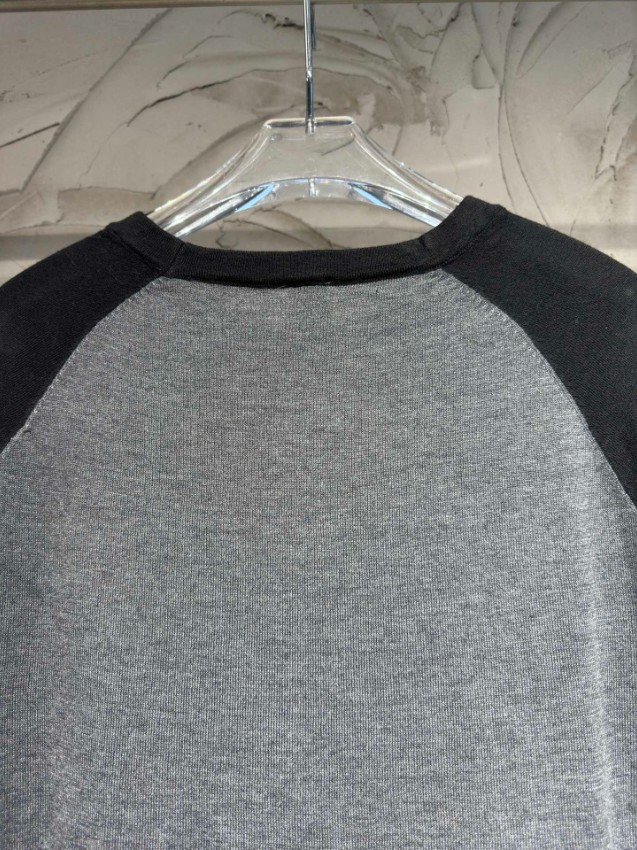 クロムハーツ 本物級コピー ラグラン長袖Tシャツ グレーブラック切り替え 胸元ロゴ刺繍 袖クロス装飾 クルーネック カジュアルスタイル 追跡可能_3