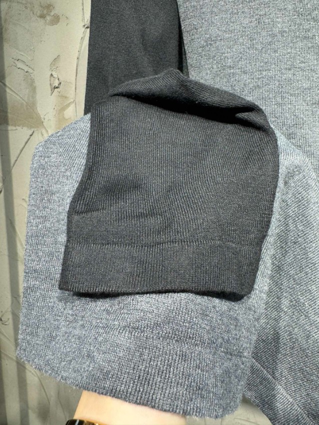 クロムハーツ 本物級コピー ラグラン長袖Tシャツ グレーブラック切り替え 胸元ロゴ刺繍 袖クロス装飾 クルーネック カジュアルスタイル 追跡可能_2