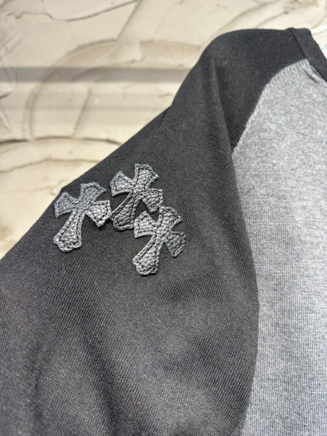 クロムハーツ 本物級コピー ラグラン長袖Tシャツ グレーブラック切り替え 胸元ロゴ刺繍 袖クロス装飾 クルーネック カジュアルスタイル 追跡可能_1
