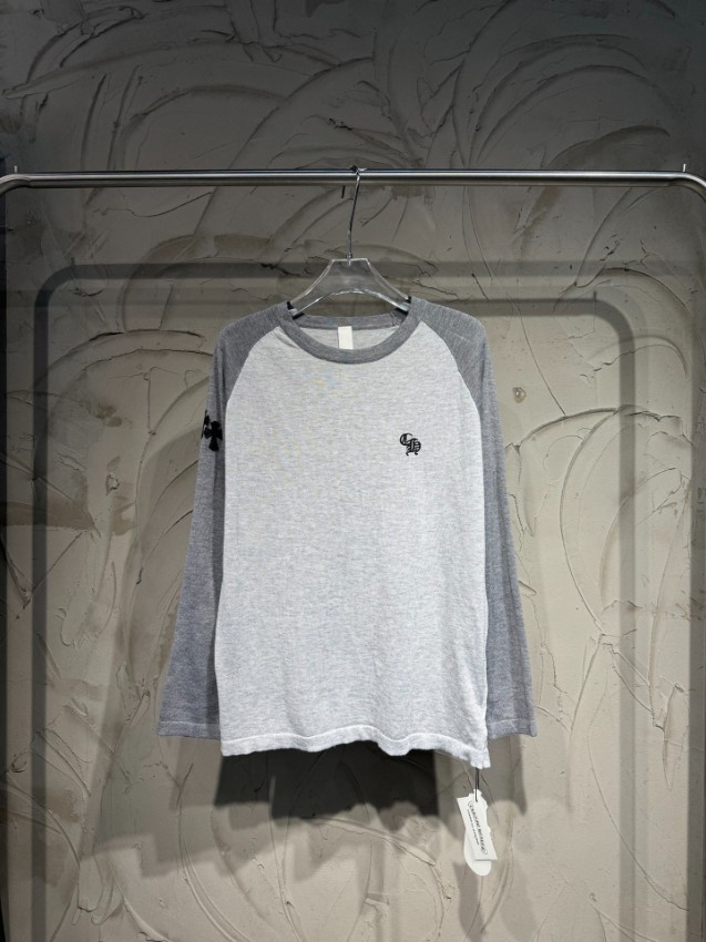 クロムハーツ スーパーコピー ラグラン長袖Tシャツ ライトグレー チャコールグレー袖切り替え 胸元ロゴ刺繍 クロス装飾 クルーネック 梱包丁寧_2