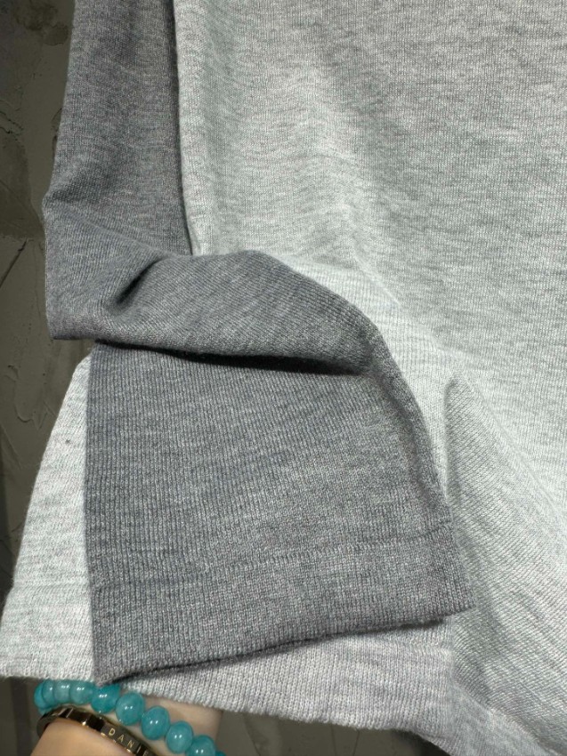クロムハーツ スーパーコピー ラグラン長袖Tシャツ ライトグレー チャコールグレー袖切り替え 胸元ロゴ刺繍 クロス装飾 クルーネック 梱包丁寧_3