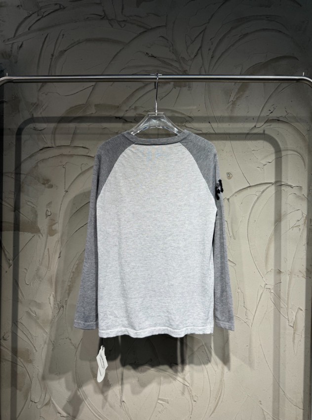 クロムハーツ スーパーコピー ラグラン長袖Tシャツ ライトグレー チャコールグレー袖切り替え 胸元ロゴ刺繍 クロス装飾 クルーネック 梱包丁寧_1